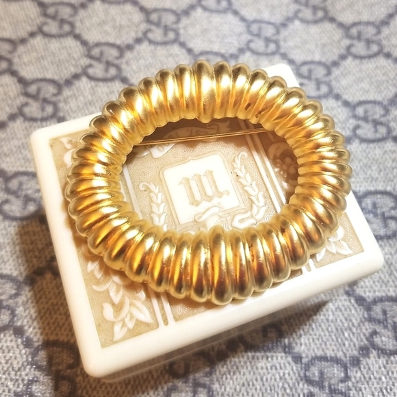 Vintage Designer signed ESSEX Classic Golden Oval Brooch - Picture 1 of 4